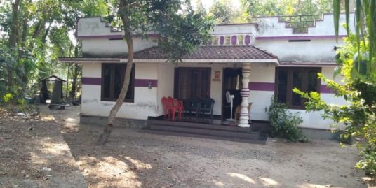 പത്തു സെനറ്റ് വസ്തുവിൽ ആയിരം സ്‌ക്വരെ ഫീറ്റ് വീട് വിൽപ്പനക്ക് .കഴക്കൂട്ടം മേലേചന്തവിളക്ക് സമീപം