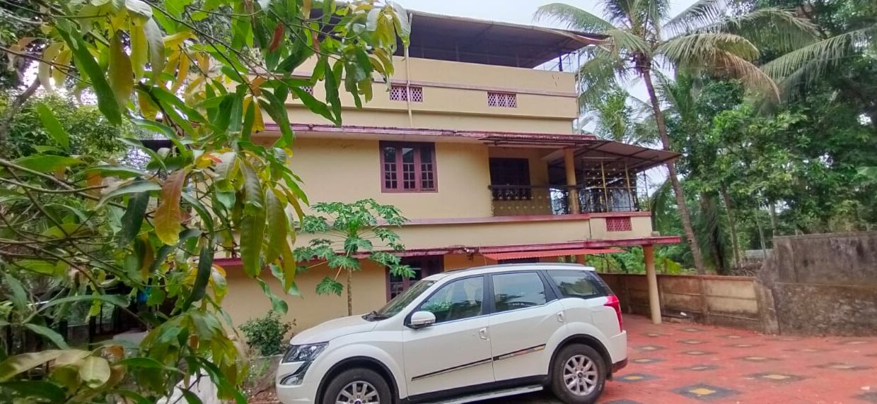 Muthuvara 4 bhk old house 16 cent 2500sqft 1.50 cr1