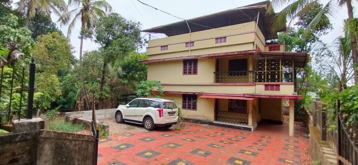 Muthuvara 4 bhk old house 16 cent 2500sqft 1.50 cr4