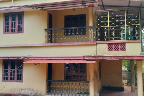 Muthuvara 4 bhk old house 16 cent 2500sqft 1.50 cr6