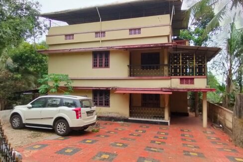 Muthuvara 4 bhk old house 16 cent 2500sqft 1.50 cr7